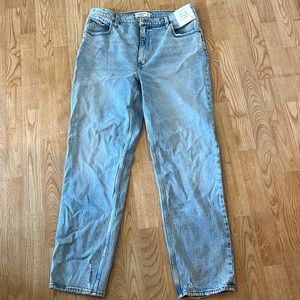 NWT. Women’s Abercrombie & Fitch 33Long jeans. Boyfriend cut. Smoke free.